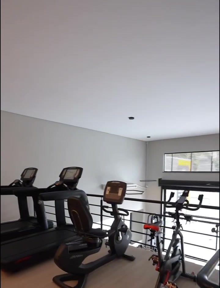 Sala de cardio com esteiras e bikes