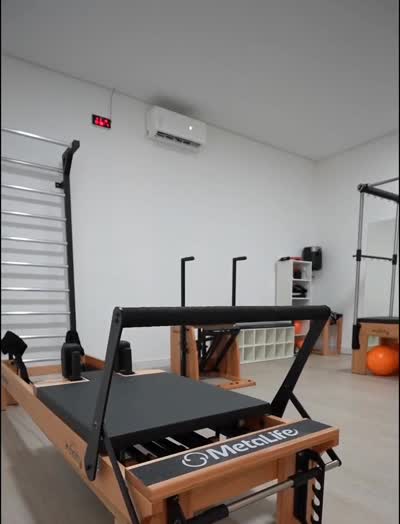 Sala de pilates ampla com equipamentos