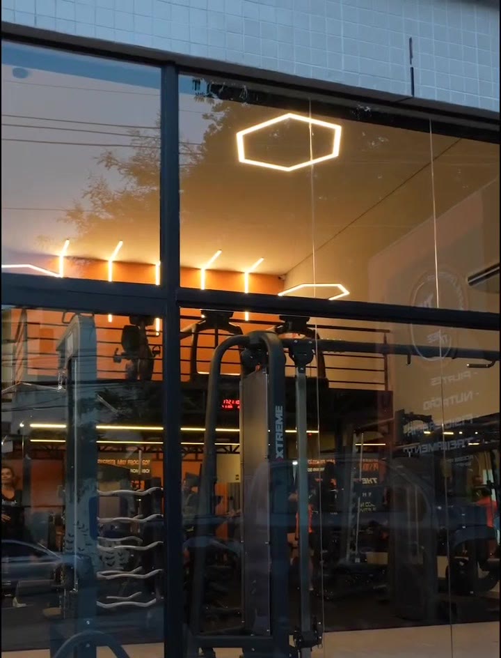 Vitrine de vidro com o salão visível da rua